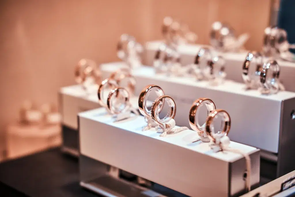 conjunto diferentes anillos de oro escaparate joyería de lujo foto de cerca