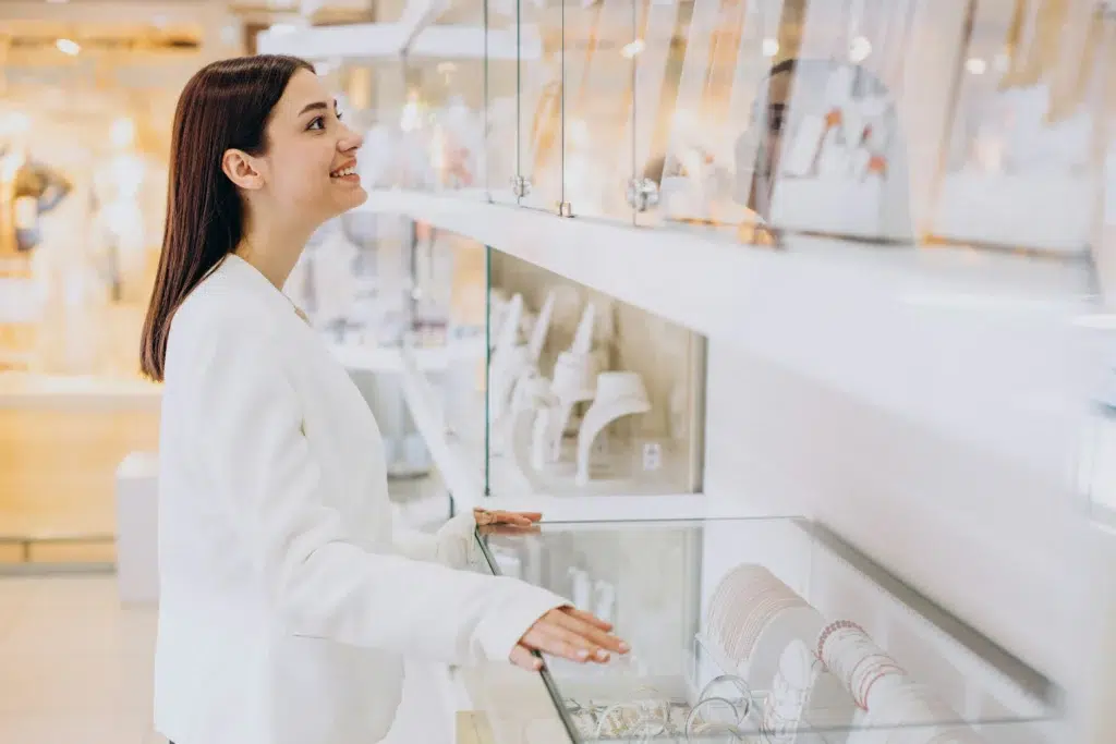 mujer eligiendo joyería joyería