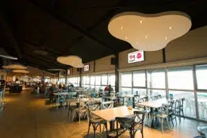 Interno di un ristorante di alto livello con luci a binario LED SunmeLighting dimmerate che creano un ambiente caldo 1 Interni di un ristorante di alto livello con luci a binario LED SunmeLighting dimmerate per creare un ambiente accogliente